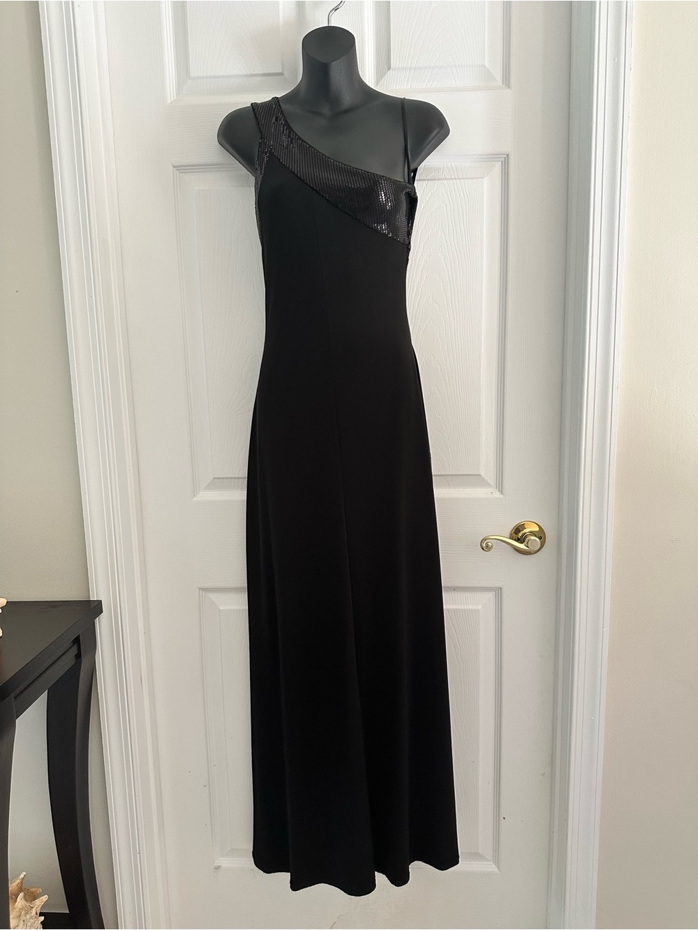 Venus Black One-Shoulder Evening Gown